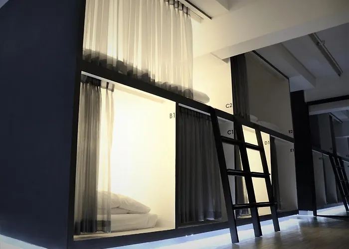 3howw @ Sukhumvit 21 Hostal Bangkok