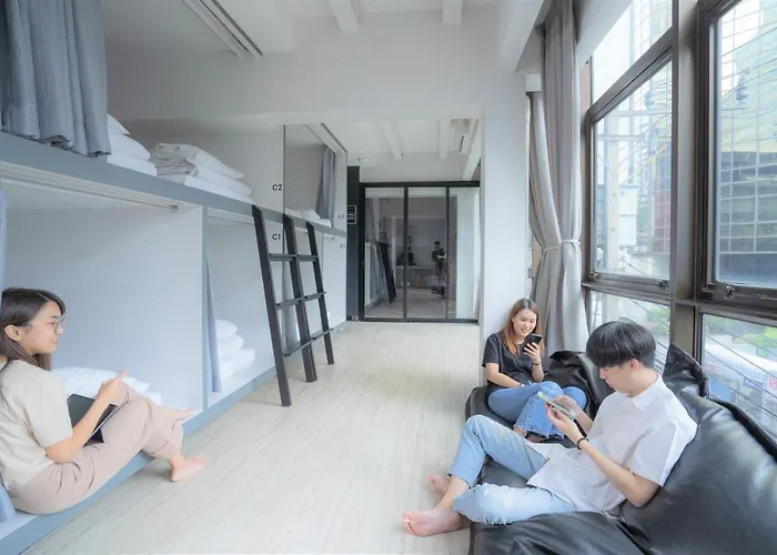 3howw @ Sukhumvit 21 Hostal *