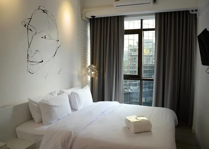 3howw @ Sukhumvit 21 Hostal *