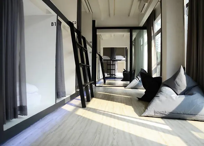3howw @ Sukhumvit 21 Hostal *
