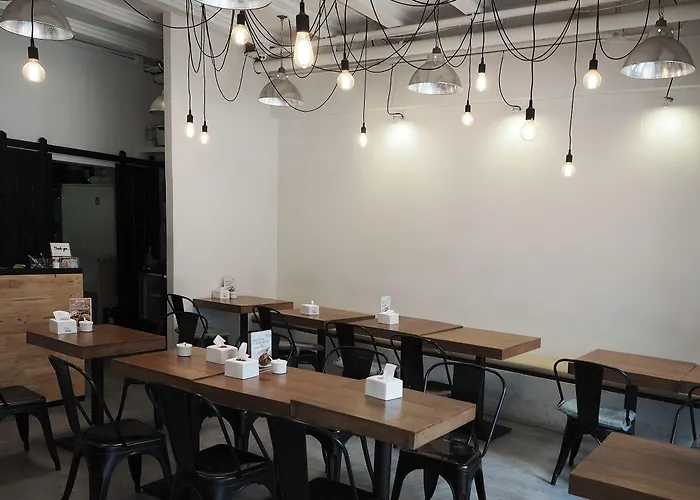 3howw @ Sukhumvit 21 Hostal *