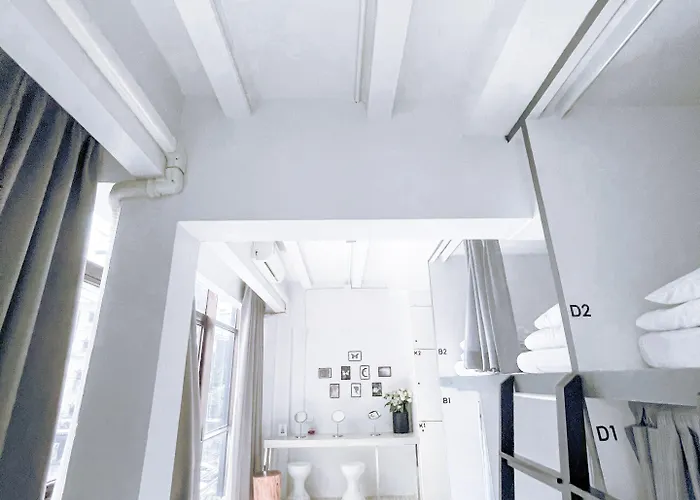3howw @ Sukhumvit 21 Hostal Bangkok